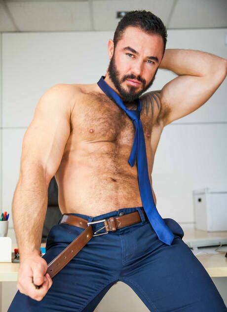 Die muskulöse Deutsche Jessy Ares und der spanische haarige Bär Dani Robles in heißer homosexueller Action