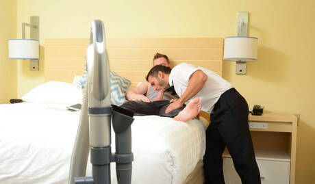 Przystojny amerykański twardziel Owen Michaels i muskularny Diego Vena uprawiają seks analny