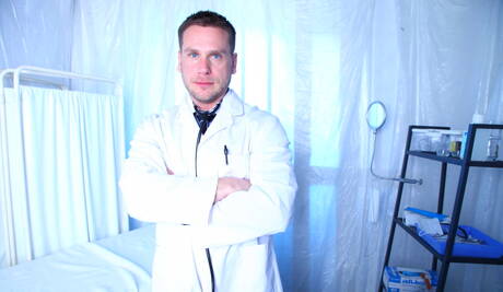 Der deutsche Kraftprotz Hans Berlin und der kräftige Riley Coxx beim heißen Analsex