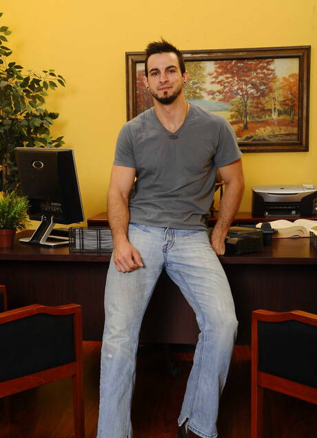 Las estrellas porno estadounidenses John Magnum y Phenix Saint en una escena homosexual apasionada