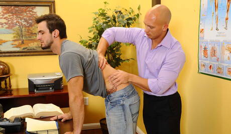 Las estrellas porno estadounidenses John Magnum y Phenix Saint en una escena homosexual apasionada