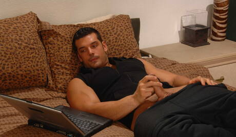 Der starke Latino-Bulle Marcus Ruhl und der amerikanische Hengst Sebastian Young ficken in den Arsch, nachdem sie unter der Dusche einen Schwanz gelutscht haben