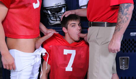 Johnny Rapid, Colby Jansen et Ryan Rockford se font baiser le cul