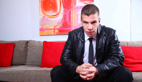 Le husky anglais Paul Walker et le dur à cuire français Will Helm ont des relations sexuelles anales