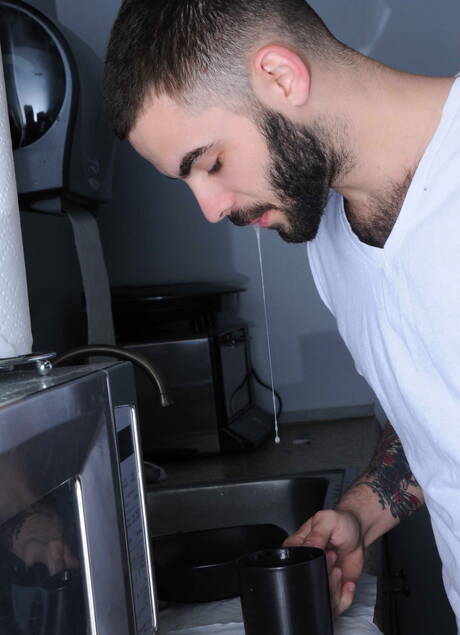 Die netten amerikanischen Kumpels Johnny Rapid und Otter Josh Long ficken sich nach dem Saugen in den Arsch