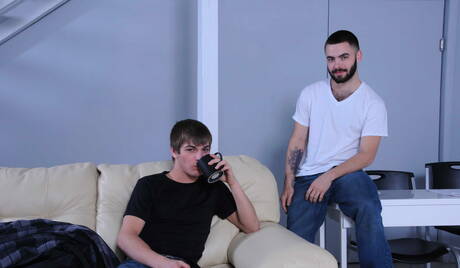 Die netten amerikanischen Kumpels Johnny Rapid und Otter Josh Long ficken sich nach dem Saugen in den Arsch