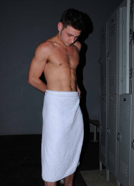 Twee Amerikaanse jongens, harige hengst Duncan Black en otter Colby Keller in hete homoseksuele actie onder de douche