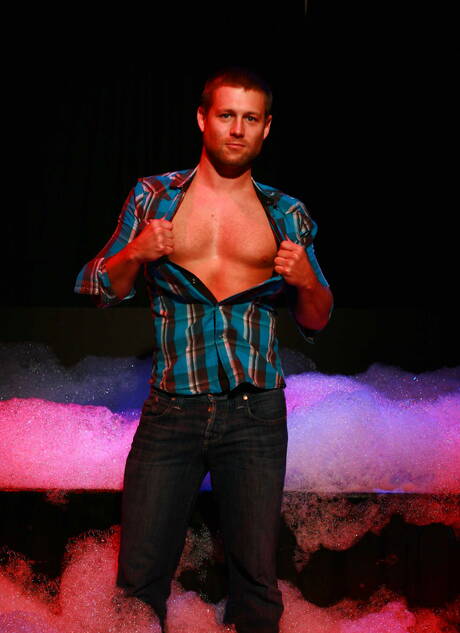 Bobby、Spencer Fox、Mike De Marko 和 Duncan 在浴缸裡互相幹