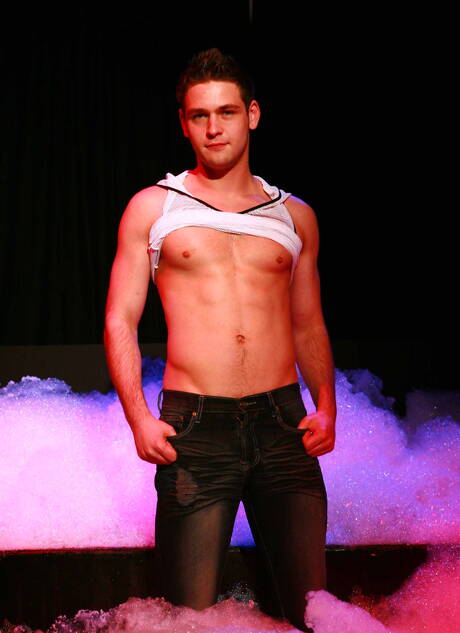 Bobby、Spencer Fox、Mike De Marko 和 Duncan 在浴缸裡互相幹