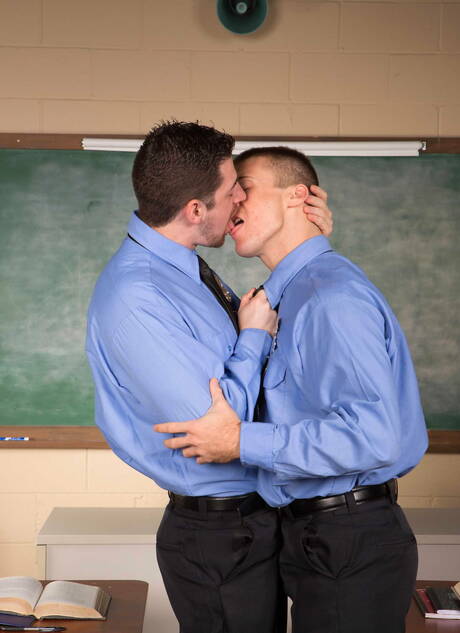 Deux garçons américains, le dur à cuire Connor Kline et le dur à cuire Andrew Stark, se sucent et se baisent mutuellement