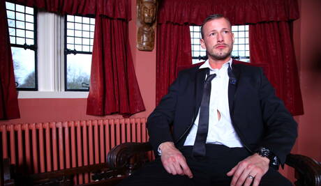 Der muskulöse Schwede Tomas Brand und der attraktive Schwede Logan Rogue in einer heißen Homosexuellenszene