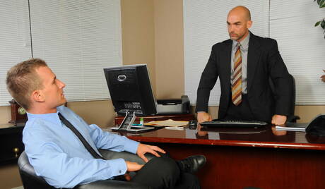 Il muscoloso Nick Forte e il robusto Cameron Adams scopano dopo un pompino