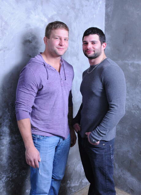 Piękni amerykańscy faceci, niedźwiedź Colby Jansen i dojrzały niedźwiedź Tony Paradise wiercą tyłek