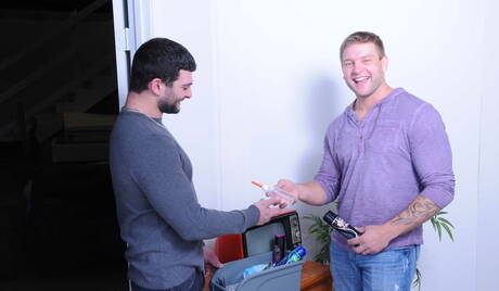 Piękni amerykańscy faceci, niedźwiedź Colby Jansen i dojrzały niedźwiedź Tony Paradise wiercą tyłek