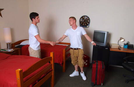 漂亮的美國男孩，粗壯的傢伙埃文·梅西和漂亮的男孩蔡斯·楊互相吸吮和操弄