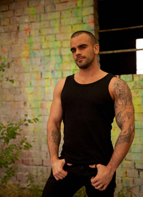 Der amerikanische Superhengst Damien Crosse und Frederic Duris ficken nach dem Blowjob im Freien