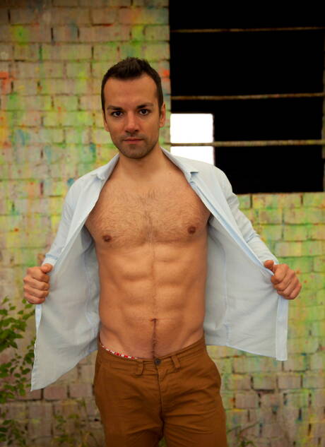 Der amerikanische Superhengst Damien Crosse und Frederic Duris ficken nach dem Blowjob im Freien