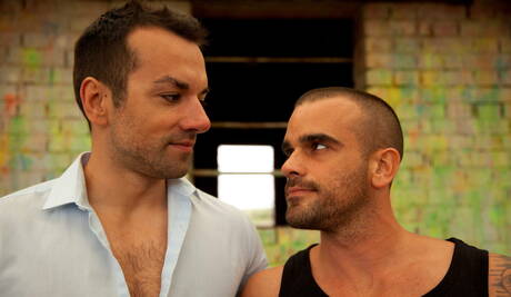 Der amerikanische Superhengst Damien Crosse und Frederic Duris ficken nach dem Blowjob im Freien