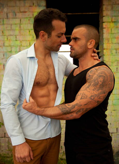 Der amerikanische Superhengst Damien Crosse und Frederic Duris ficken nach dem Blowjob im Freien