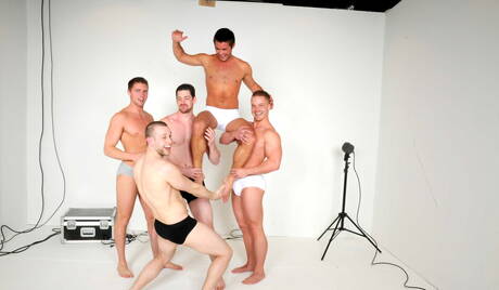 Mike, Andrew Stark, Liam, Jake Wilder, Kurt Von Ryder in einer Gangbang-Szene