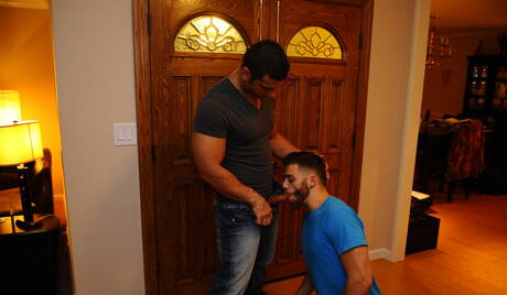 A lontra americana Tommy Defendi e o fisiculturista latino Marcus Ruhl em uma cena homossexual quente