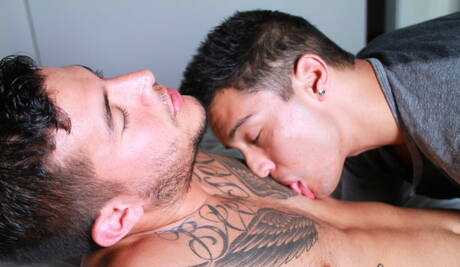 Der muskulöse Latino Joey Rico und der harte Kerl Jacob Marvel haben guten Analsex