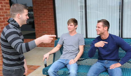 Die geilen Typen Johnny Rapid, Cooper Reed und Angel Rock haben einen guten Dreier-Sex im Freien