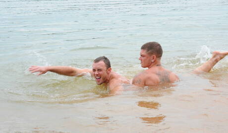 ホットなアメリカ人、ハンク・カーク・カミングスとハンク・セバスチャン・ヤングが屋外でホットなカップルシーンを披露