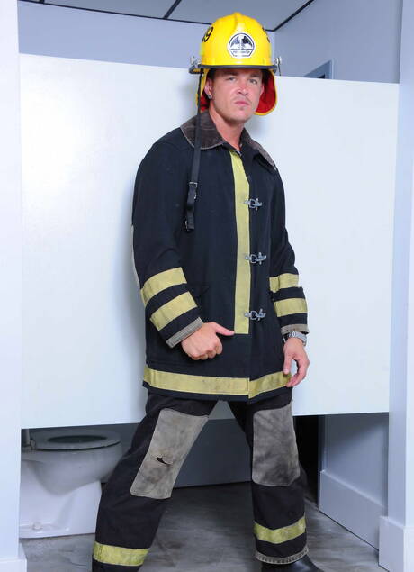 Siłacz Andrew Blue i dobrze zbudowany Amerykanin Sebastian Young ruchają się w dupę po ssaniu kutasa w łazience