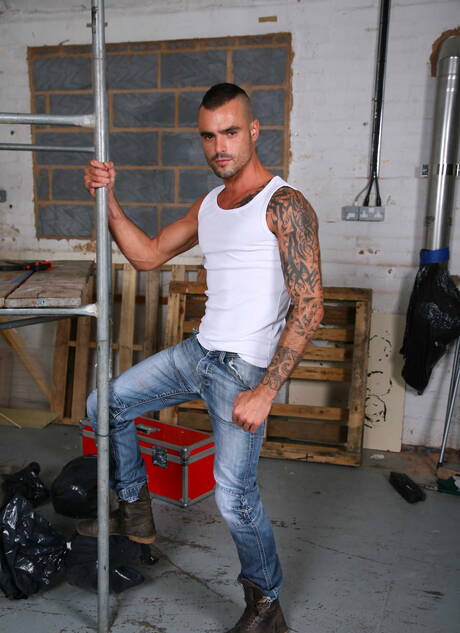 Engelse stoere kerel Issac Jones en Britse gespierde Marco Sessions boren een kont