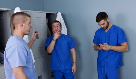 Les mecs excités Tommy Defendi, Trevor Knight et Liam Magnuson font l