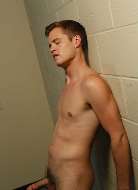 Le beau mec américain Landon Conrad et le jeune Joey Cooper se font défoncer le cul