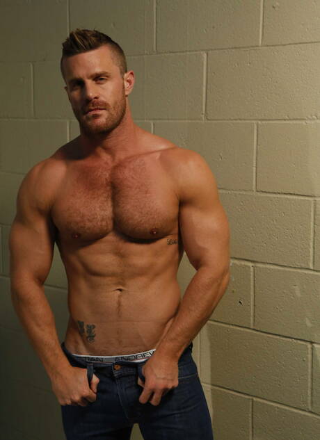 Le beau mec américain Landon Conrad et le jeune Joey Cooper se font défoncer le cul