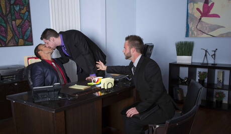 Os garotos safados Rocco Reed, Andrew Stark e Chris Bines fazem um bom sexo a três