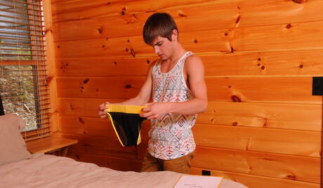 兩個美國肌肉男Johnny Rapid和水獺Mike De Marko在廚房裡互相愛著