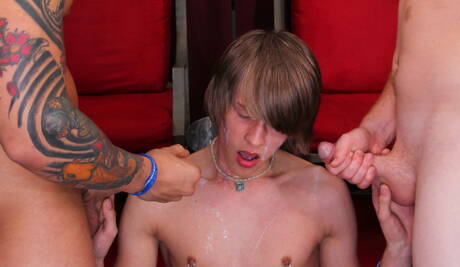 Schaamteloze jongens Sherman Maus, Tanner Stark en Kris Jameson hebben een trio anale seks