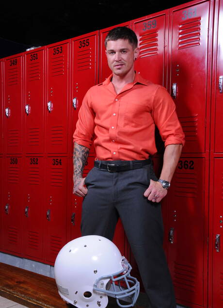 Le beau gosse américain Sebastian Young et le costaud Atticus Benson baisent le cul après avoir sucé