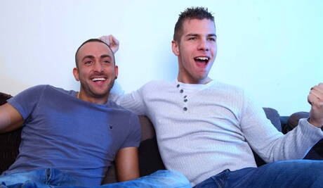 Engelse knappe Paul Walker en knappe Riley Coxx in een hete kontneukactie