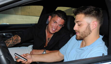 Podnieceni faceci Tommy Defendi, Sebastian Young i Brett Carter uprawiają seks analny w trójkącie na zewnątrz