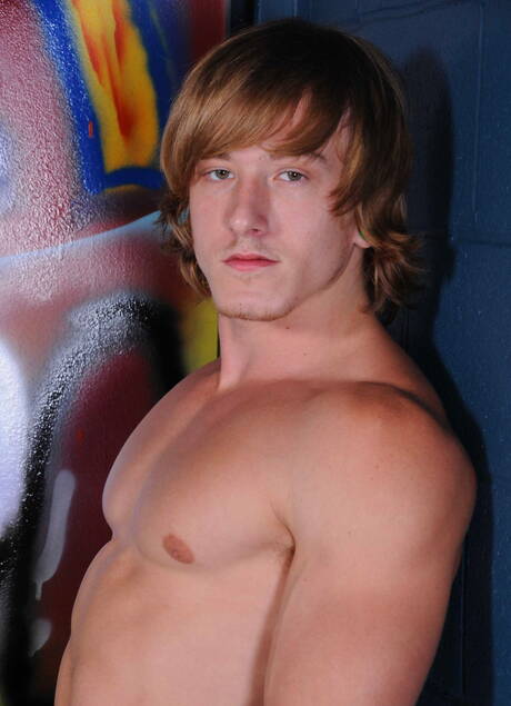 Les beaux mecs américains Tom Faulk et Austin Merrick dans une sodomie torride