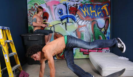 Les beaux mecs américains Tom Faulk et Austin Merrick dans une sodomie torride