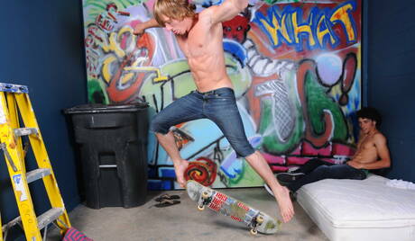 Les beaux mecs américains Tom Faulk et Austin Merrick dans une sodomie torride