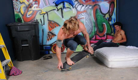 Les beaux mecs américains Tom Faulk et Austin Merrick dans une sodomie torride