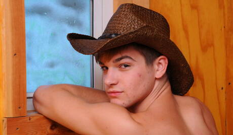 Le beau mec américain Johnny Rapid et le costaud Chris Bines se livrent à des relations sexuelles anales intenses dans leur bain.