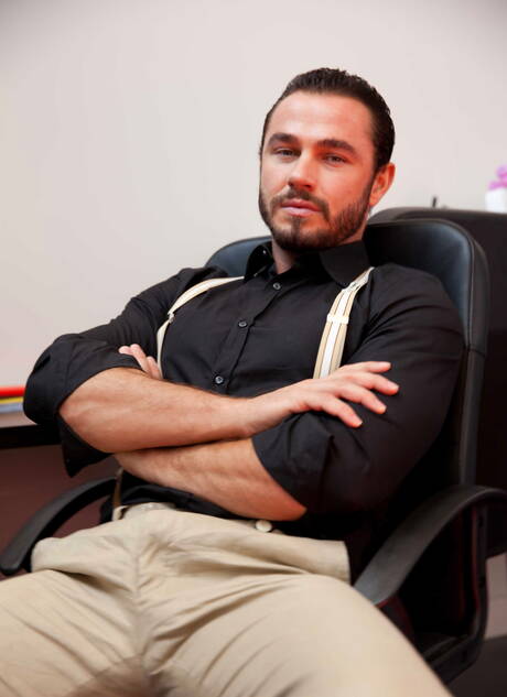 Die muskulöse Deutsche Jessy Ares und der haarige spanische Bär Donato Reyes ficken nach dem Blowjob