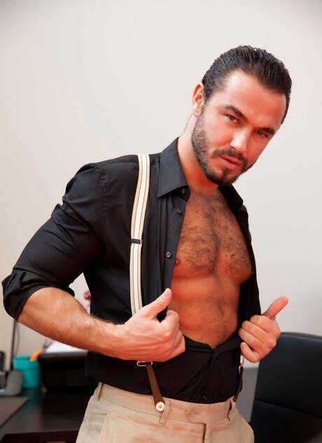 Die muskulöse Deutsche Jessy Ares und der haarige spanische Bär Donato Reyes ficken nach dem Blowjob