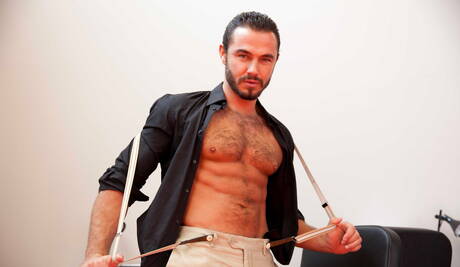 Die muskulöse Deutsche Jessy Ares und der haarige spanische Bär Donato Reyes ficken nach dem Blowjob