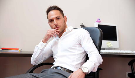 Die muskulöse Deutsche Jessy Ares und der haarige spanische Bär Donato Reyes ficken nach dem Blowjob