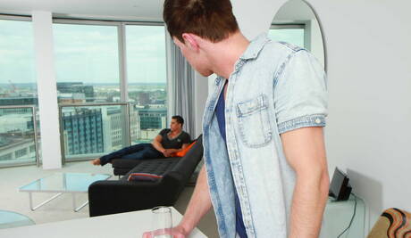 Der attraktive Latino-Typ Topher Di Maggio und der polnische Muskelprotz Kayden Gray haben guten Analsex