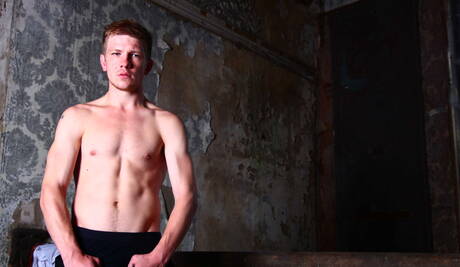 Engelse gespierde kerel Paul Walker en gespierde Daniel Johnson neuken elkaars kont na een pijpbeurt